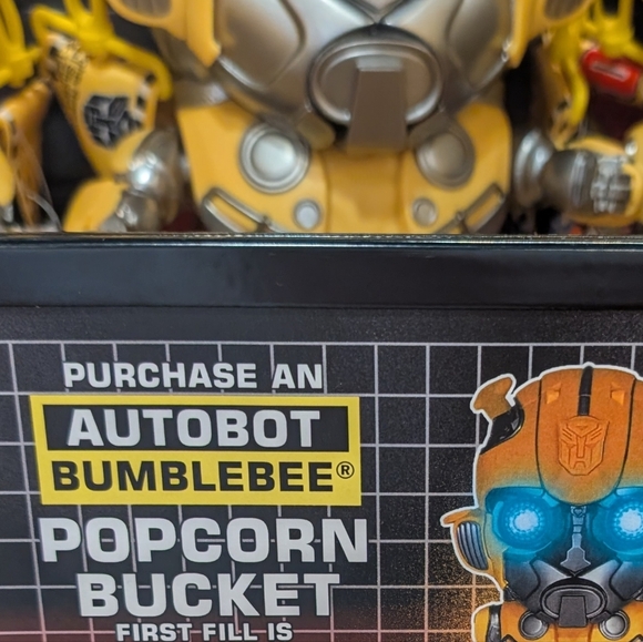 Authentic Bumblebee Popcorn Bucket Eyes Light Up Action Figure Universal Studios - Picture 6 of 6